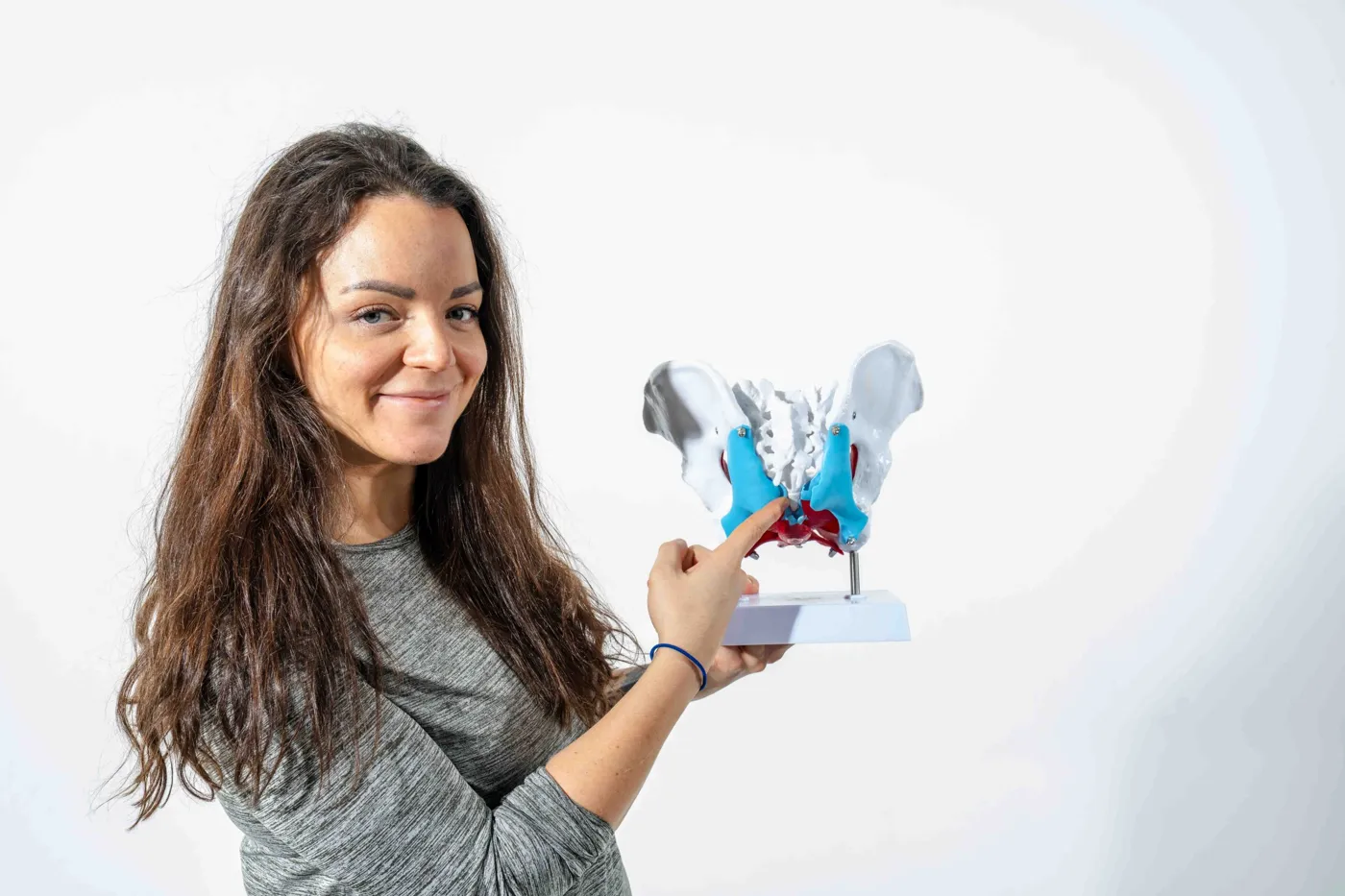 Sara Nordanger viser halebeinet på en bekkenmodell